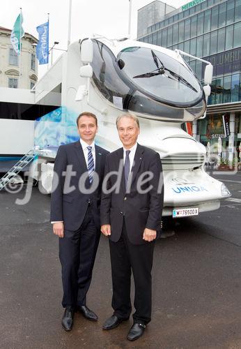 (C) fotodienst.at / Anna Rauchenberger - Wien, am 09.06.2011 - Der 9. Juni steht für die MitarbeiterInnen des MERKUR Marktes Columbusplatz in Wien ganz im Zeichen der Gesundheitsvorsorge - im mobilen Gesundheitscenter in Form des brandneuen UNIQA Mobile HealthCare Trucks haben sie als Erste in Österreich die Gelegenheit, dort eine umfangreiche Gesundenuntersuchung durchzuführen und sich von Ärzten und VitalCoaches beraten zu lassen. FOTO v.l.: Mag. Klaus Pollhammer, Vorstand MERKUR, Dr. Peter Eichler, UNIQA Vorstand