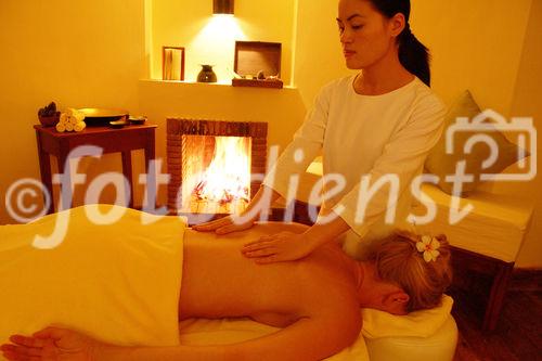 Vietnamesische Massage beim offenen Kaminfeuer im Ana Manadara Spa Resort in Dalat, Luxusresort, Südvietnam, Six Senses Spa, Berge, Hotel, Villas, Wellness,Gesundheit, Behandlung, Therapeutin, Medizin

Vietnamese massage at the cheminee-fire in the Anamandara Villas in Dalat, South-Vietnam,
mountains, wellbeing, spa-treatment, health, therapist, luxury hotels, Six Senses Spa

Alle Bilder auch als Dia oder (zumeist) als hochauflösende Scans verfügbar. All pictures also as slides (diapositiv) or high resolution digital image available.
