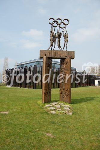 Schweiz, Suisse, Switzerland, Stadt Lausanne, Genfersee, Hauptsitz Olympisches Komitée, IOK, Sport, Spiele, China, Läuferin, Jogging, Monument,  Switzerland, Lausanne City, International Olympique Comitée IOC, headquarter, administration, monument,