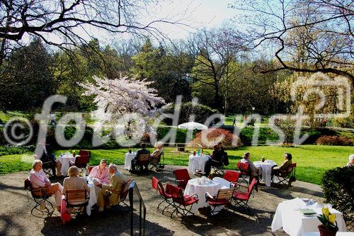 Restaurant-Parkt-Terasse im Brenner’s Park Hotel & Spa, Baden-Baden, Baden Württemberg, Germany/Deutschland. Erholung, Urlaub, Gesundheit, Wellness-Ferien und medizinische Behandlungen oder Schönheitschirurgie vom Feinsten.Haubenküche, Gastronomie, Hotelerie, Hotel, Luxus, Leading Hotels of the world, Wellness Star, Grand-Hotel, Aristokratie, Jet-Set, Kaiserin, Könige, Gesundheit, Fitness, Spa, Therapien, Ärzte, Praxis, Golf-Hotel, Golfplätze, Chauffeur, Butler, Architektur, Interieur, 

Brenner’s Park Hotel & Spa Restaurant Veranda, Baden-Baden, Baden Württemberg, Germany - Spa-Entrance with Brenner's own brand 