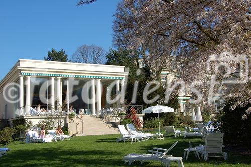 Wellness-Parkanlage im Brenner’s Park Hotel & Spa, Baden-Baden, Baden Württemberg, Germany/Deutschland. Erholung, Urlaub, Gesundheit, Wellness-Ferien und medizinische Behandlungen oder Schönheitschirurgie vom Feinsten.Haubenküche, Gastronomie, Hotelerie, Hotel, Luxus, Leading Hotels of the world, Wellness Star, Grand-Hotel, Aristokratie, Jet-Set, Kaiserin, Könige, Gesundheit, Fitness, Spa, Therapien, Ärzte, Praxis, Golf-Hotel, Golfplätze, Chauffeur, Butler, Architektur, Interieur, 

Im Blick die Brenner’s Park Hotel & Spa Restaurant Veranda, Baden-Baden, Baden Württemberg, Germany - Spa-Entrance with Brenner's own brand 