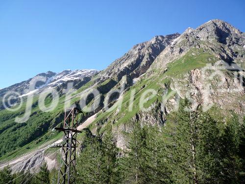 Rund 350.000 Alpinisten und Bergsteiger kommen alljährlich über das Baksantal zum Elbrus, dem mit 5.642 m höchsten Gipfel Europas. Die Region hat bietet eine große Vielfalt von Aktivitäten. Blick auf den Tscheget-Gipfel.