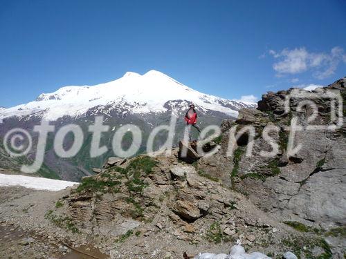 Rund 350.000 Alpinisten und Bergsteiger kommen alljährlich über das Baksantal zum Elbrus, dem mit 5.642 m höchsten Gipfel Europas. Die Region hat bietet eine große Vielfalt von Aktivitäten. Hier ein Blick vom Tscheget auf den doppelgipfeligen Elbrus.