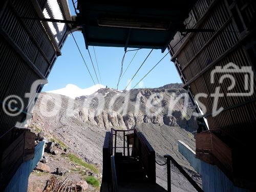 Rund 350.000 Alpinisten und Bergsteiger kommen alljährlich über das Baksantal zum Elbrus, dem mit 5.642 m höchsten Gipfel Europas. Die Region hat bietet eine große Vielfalt von Aktivitäten. Foto: Gondelbahn aus Sowjetzeiten am Elbrus.