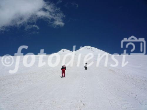 Beschwerlicher Anstieg auf den 5.642 m hohen Kaukasus-Gipfel Elbrus. Steile Hänge und die Höhe rauben dem Tourengeher den Atem.