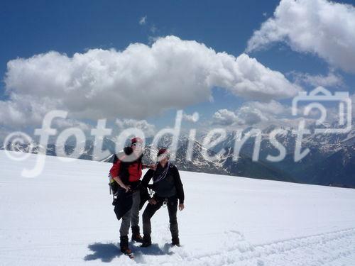 Beschwerlicher Anstieg auf den 5.642 m hohen Kaukasus-Gipfel Elbrus. Steile Hänge und die Höhe rauben dem Tourengeher den Atem.