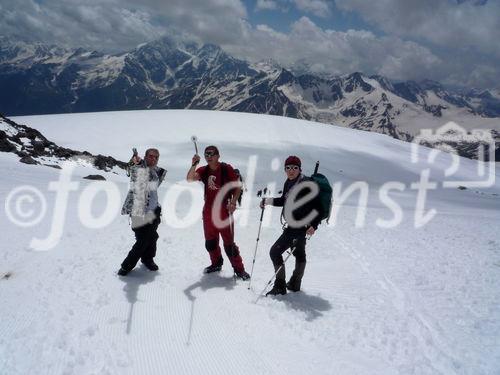 Beschwerlicher Anstieg auf den 5.642 m hohen Kaukasus-Gipfel Elbrus. Steile Hänge und die Höhe rauben dem Tourengeher den Atem.