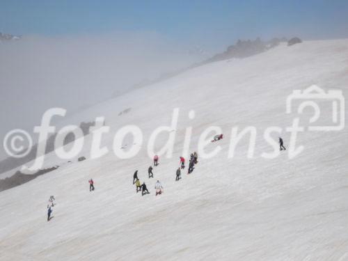 Vor dem Gipfelanstieg zum Elbrus wird auf dem Gletscher nahe den Tonnenlagern mit dem Eispickel trainiert.