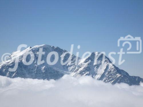 Der doppelgipfelige Ushba mit 4700 m ist Teil des Kaukasus-Hauptkamms. Dahinter beginnt bereits das Staatsgebiet von Georgien.