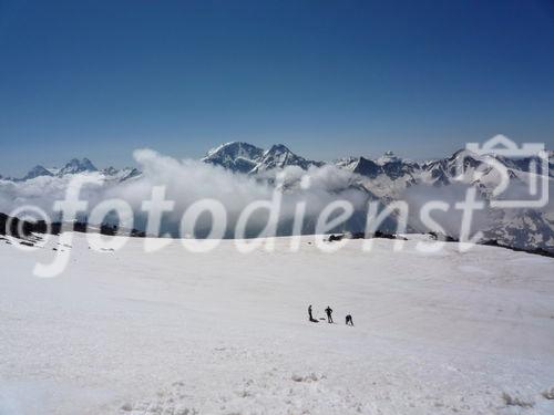 Die Hauptkette des Kaukasus bildet die Grenze zum südlich gelegenen Georgien.