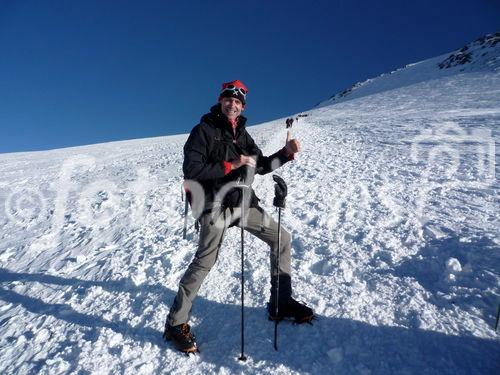 pressetext-Mitarbeiter Dr. Wilfried Seywald beim Gipfelanstieg zum Elbrus. Acht Wochen intensives Lauf- und Höhentraining haben sich ausgezahlt.