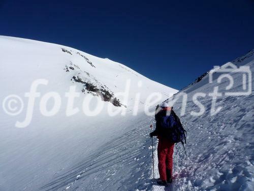 Oberhalb des Pastuchow-Felsen beginnt die lange und anstrengende Traverse zum Sedlowina-Sattel am Fuße des zweigipfeligen Elbrus. 