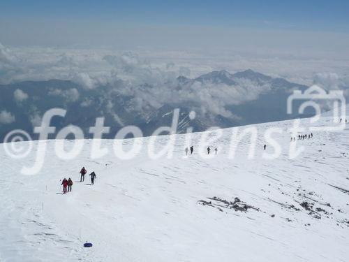 Rund 9 Stunden benötigen gutgeübte Bergsteiger von den Karabashi Wohntonnen bzw. Botschki Containern auf 3700 m bis zum Gipfel auf 5.642 m. Da für viele zu beschwerlich, werden oft Snowcats genutzt.