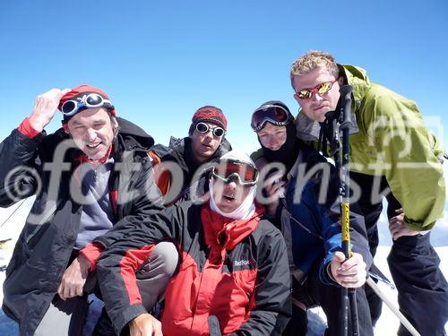 Endlich geschafft: Auf dem Gipfel des Elbrus in 5.642 m angekommen nach einem neunstündigen anstrengendem Marsch.