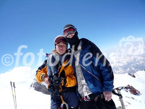 Zufriedenheit über das geschaffte Ziel: Zwei junge Briten auf dem Elbrus in 5.642 m.