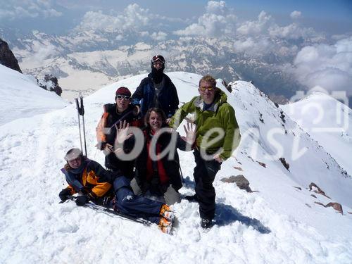 pressetext-Mitarbeiter Dr. Wilfried Seywald mit Bergsteiger-Kollegen am Gipfel des Elbrus. Acht Wochen intensives Lauf- und Höhentraining haben sich ausgezahlt.