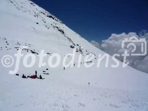 Abstieg vom Elbrus. Blick auf den Ostgipfel und den Sedlowina-Sattel, der für viele die größte Hürde beim Berganstieg war.