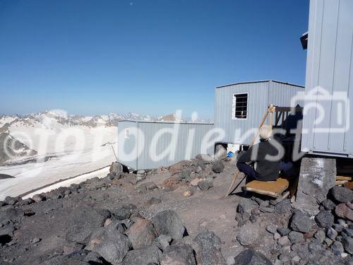 Botschki Container Hütten auf 3700 m, der Gondel-Bergstation: einfach, aber gemütlich und warm.