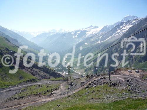 Blick von der Mittelstation am Elbrus hinunter ins obere Baksantal. Das landschaftlich außerordentlich attraktive Tal ist etwa 100 km lang.