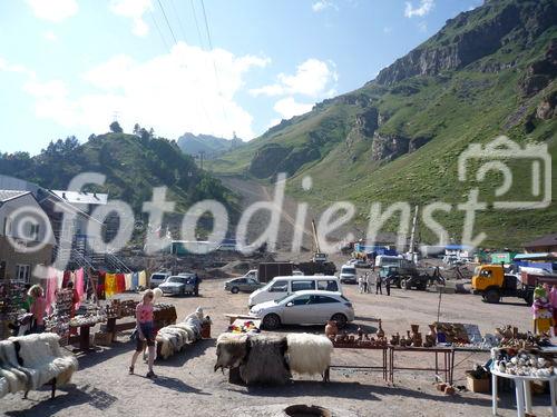 Baulärm, Staub und Schutt bestimmen im Sommer 2008 die Umgebung der Talstation von Asau am Fuße des höchsten Kaukasus-Berggipfels Elbrus. 