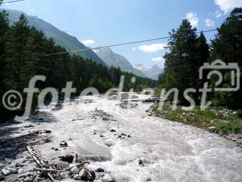 Blick auf den Baksanfluss am Fuße des Elbrus. Der zu den Hauptflüssen des Kaukasus zählende Wasserlauf führt das Schmelzwasser des Elbrusgletschers mit sich.