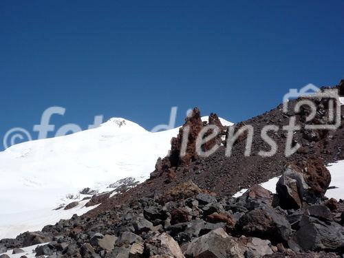 Mitarbeiter der Nachrichtenagentur pressetext haben am 22. Juli den 5.642 m hohen Kaukasus-Gipfel Elbrus bestiegen und die Entwicklung der Region nach der Olympia-Entscheidung für Sotschi untersucht.