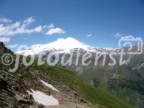 Mitarbeiter der Nachrichtenagentur pressetext haben am 22. Juli den 5.642 m hohen Kaukasus-Gipfel Elbrus bestiegen und die Entwicklung der Region nach der Olympia-Entscheidung für Sotschi untersucht.