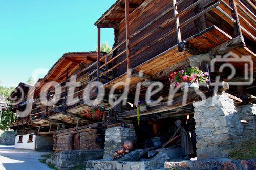 Traditionelle Walliser Häuser sind aus urchigem Holz gebaut und haben oft auch einen Speicher oder eine Mühle integriert, wie hier im Dorfkern von St. Luc im Val d'Anniviers