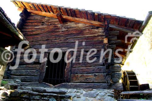 Traditionelle Walliser Häuser sind aus urchigem Holz gebaut und haben oft auch einen Speicher oder eine Mühle integriert