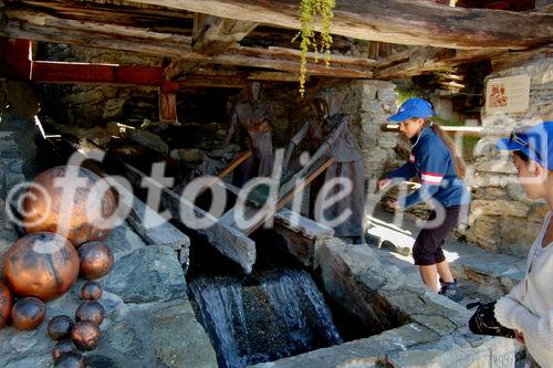 Traditionelle Walliser Häuser sind aus urchigem Holz gebaut und haben oft auch einen Speicher oder eine Mühle integriert