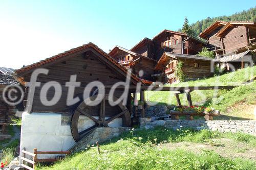 Urchige Walliser Mühlen an den steilen Berghängen des Val d'Anniviers zeugen von der traditionellen Lebensweise in denSchweizer Alpen