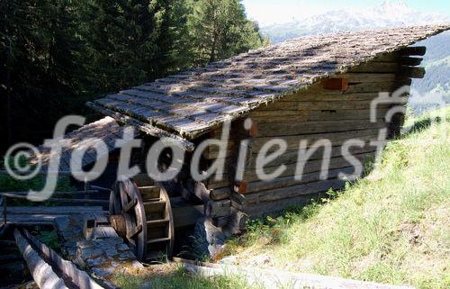 Urchige Walliser Mühlen an den steilen Berghängen des Val d'Anniviers zeugen von der traditionellen Lebensweise in denSchweizer Alpen