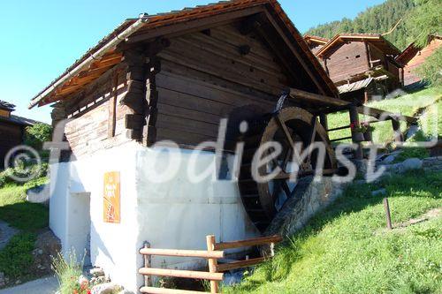 Urchige Walliser Mühlen an den steilen Berghängen des Val d'Anniviers zeugen von der traditionellen Lebensweise der Bervölker in den Schweizer Alpen