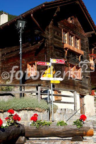 Die vielen urchigen Wallser Holz-Häuser und Speicher prägen das Landschaftsbild im Val d'Anniviers und verleihen den Touristen-Orten einen Hauch von nostalgischem Flair