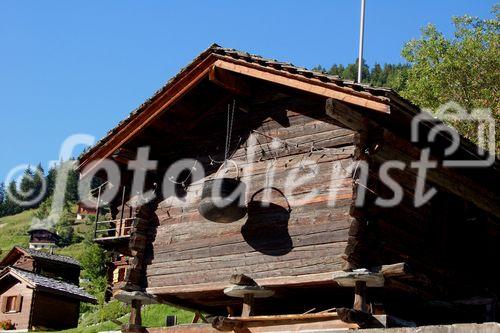 Die vielen urchigen Wallser Holz-Speicher prägen das Landschaftsbild im Val d'Anniviers und verleihen den Touristen-Orten einen Hauch von nostalgischem Flair