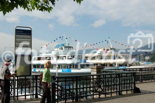 Sprechstunde auf See: Gesundheitsschiff-Aktion, Grossandrang bei Dr. Samuel Stutz, bekannter TV-Doktor, verkehrt für einmal an Bord eines Zürichsee-Schiffes mit seinem Ärzte-Team und Laborgeräten, um den Patienten mit Tests und prophylaktischen Massnahmen zu Herz, Lunge, Kreislaufproblemen weiterzuhelfen