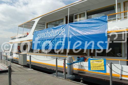 Sprechstunde auf See bei Dr. Samuel Stutz, bekannter TV-Doktor, verkehrt für einmal an Bord eines Zürichsee-Schiffes mit seinem Ärzte-Team und Laborgeräten, um den Patienten mit Tests und prophylaktischen Massnahmen zu Herz, Lunge, Kreislaufproblemen weiterzuhelfen