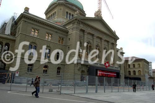 Switzerland/Bern: Abgesperrter Bundeshaupsplatz am 13.12.07 dem Tag der historischen Bundesratswahl und  mit der Abwahl von Bundesrat Christoph Blocher durch das Parlament.

Switzerland/Bern: The federal governemtn building is secured by a fence and police forces
on the historic day of the Bundesrats-elections 13.12.2007. 
