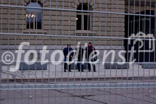 
Bern Bundeshaus am Tag der Bundeswahl (13.12.07) abgesperrt mit Polizeikräften als Schutz
für die Parlamentarierer. 

Bern, federal government building „Bundeshaus“ secured by fences and police forces.
