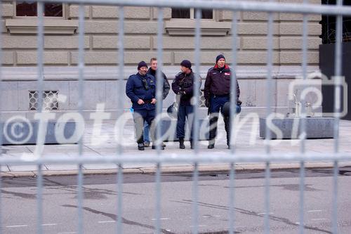 Bern Bundeshaus am Tag der Bundeswahl (13.12.07) abgesperrt mit Polizeikräften als Schutz; für die Parlamentarierer.; Bern; federal government building „Bundeshaus“ secured by fences and police forces.