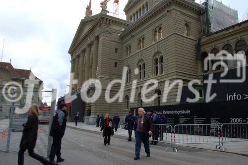 Bern Bundeshaus am Tag der Bundeswahl (13.12.07) abgesperrt mit Polizeikräften als Schutz für die Parlamentarierer. Hier die Eingangskontrolle

Bern, federal government building „Bundeshaus“ secured by fences and police forces.
Entrance for the parlamentarians and visitors
