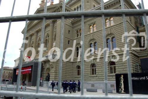 Bern Bundeshaus am Tag der Bundeswahl (13.12.07) abgesperrt mit Polizeikräften als Schutz für die Parlamentarierer. Hier die Eingangskontrolle

Bern, federal government building „Bundeshaus“ secured by fences and police forces.
Entrance for the parlamentarians and visitors
