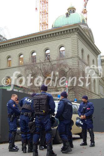 Bern Bundeshaus am Tag der Bundeswahl (13.12.07) abgesperrt mit Polizeikräften als Schutz für die Parlamentarierer. Hier die Eingangskontrolle

Bern, federal government building „Bundeshaus“ secured by fences and police forces.
Entrance for the parlamentarians and visitors
