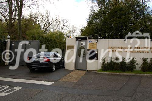 Eingang, Tor, Autoeinfahrt, Russische Handels-Mission in Genf. Entrance, car, open doors to the Russian Mission in Geneva, Diplomaten, Dipolmats, 