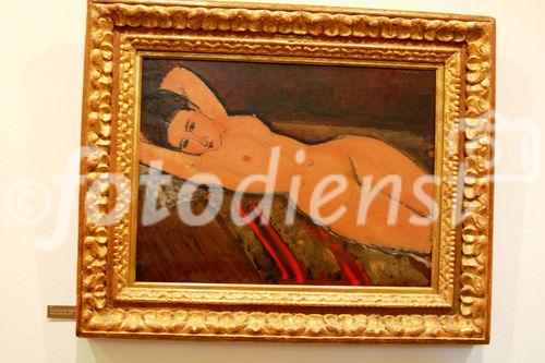 Schweiz, Zürich, Bührle Museum: Modigliani Amadeo, Nu Couche 1917. Aus der Kunstsammlung Bührle wurden vier wertvolle Gemälde im Wert von 180 Mio. Franken bei einem bewaffneten Überfall gestohlen: Es fehlen: «Mohnblumen bei Vétheuil» von Claude Monet (1880), «Graf Lepic und seine Töchter von Edgar Degas (um 1871), «Blüh-ende Kastanienzweige» von Vincent Van Gogh (1890) und «Der Knabe mit der roten Weste» von Paul Cézanne (1894/95). Diebe, Beute, Krimi-nalität, Überfall, Polizei, Hehler, Kunsthändler, Impressionismus. Impressio-nisten-Sammlung von Weltruf. Kurator Lukas Gloor, Direktor der Bührle-Kunstsammlung hat 100'000 Franken Belohnung für Wiederbeschaffung ausgesetzt. Stiftung. Sammlung, Gemälde, Kunst, Malerei. Polizei, Sicherheit.

Armed attack and one of the biggest art robbery in Europe’s heart of Zürich. from the Art-Museum Bührle – specialised in impressionists and post-impressionists has lost four of it’s major paintings from Claude Monet «Mohnblumen bei Véth-euil» (1880), «Graf Lepic und seine Töchter from Edgar Degas (um 1871), «Blühende Kastanien-zweige» from Vincent Van Gogh (1890) and «Der Knabe mit der roten Weste» from Paul Cézanne (1894/95).  The four paintings are around 180 Mio. Swiss Franks worth. 100’000 Swiss Francs Reward is given for the person, that helps to find the pintings. Art, Painting , armed criminals, police, weapons, reward. Police, security. 
