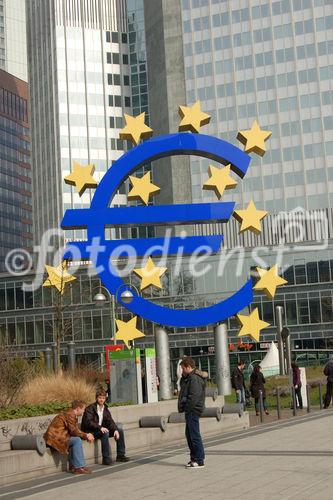 Finanzplatz Frankfurt: Europäische Zentralbank am Willy Brandt Platz. Geld, Euro, Devisen, Frankfurt-City: European Central Bank at Willy Brandt place. Euro, Money 