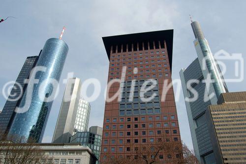 Kommt es bald zum Domino-Effekt bei den Banken? Finanzplatz Frankfurt: Finanzinstitute, Bank of Communications, Japanische Botschaft
Financial district of Frankfurt with the buidlung of the Bank of communications and the japanese embassy