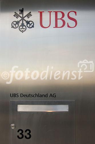 Der Eingang der UBS Deutschland AG in Hamburg an der Alster. Die Schweizer Grossbank und eines der weltweit grössten Finanzinstitute verlor 2007 durch das Subprime-Debakel und die Hypothekarkrise in den USA über 21 Mia. Franken. 