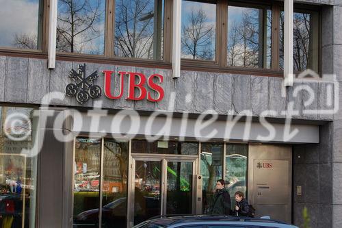 Der Eingang der UBS Deutschland AG in Hamburg an der Alster. Die Schweizer Grossbank und eines der weltweit grössten Finanzinstitute verlor 2007 durch das Subprime-Debakel und die Hypothekarkrise in den USA über 21 Mia. Franken. 