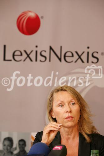 (C) fotodienst/Anna Rauchenberger - Wien, 22.07.2008 - A.Univ.-Prof. Dr. Astrid Deixler-Hübner informiert über umstrittene Reformen im Familienrecht: In den letzten Jahren hat sich das traditionelle Familienbild erhebliche verändert. Die Anzal der Paare, die unverheiratet zusammenleben, ist in den letzen Jahren signifikant angestiegen. Die gesellschaftlichen Veränderungen bringen neue Lebenswirklichkeiten, für die es noch keinen gesetzlichen Rahmen gibt. FOTO: A.Univ.-Prof. Dr. Astrid Deixler-Hübner (Autorin und Univ.-Prof. am Institut Zivilprozessrecht, Universität Linz).